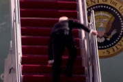 【動画あり】バイデン大統領(78)、専用機の階段で何度もつまずく