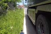 【動画】怖すぎワロタ。自転車をスレスレで追い越す大型ダンプがヤバい車載。