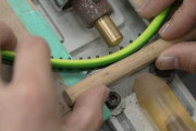 カーボンがラケットに変わる瞬間　日本のスポーツ用品製造に海外視聴者も注目する参考動画