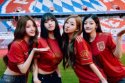 【画像】 韓国の人気ガールズグループがバイエルン本拠地に登場！ キム・ミンジェを応援ｗｗｗｗｗｗ