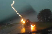 激しい閃光と火花！走行中の車に雷が落ちる瞬間映像