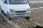 【動画】不可能を可能にする中国人。車で信じられない事をやってのける。