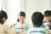 小学生「給食ぜんぶ食べるのつらくて学校行きたくないよぉ…🥺」