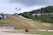 【動画】直前の丘を舐めるようなすんごい角度で滑走路に突っ込む飛行機。