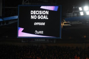 「こんなのはフットボールじゃない！」VAR使用にサポーター、記者も疑問の声