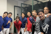 【朗報】栗林、中日の選手に囲まれてニコニコ