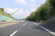 【動画】高速道路を走行中の車にクレーンが倒れてくる衝撃映像。