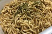 カップ麺「この小袋は蓋の上で温めてね、これは温めないでね、あ、これは食べる直前に入れてね」ワイ「あああああ！！！！！」