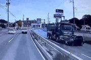 福岡で乗用車と衝突したまま走り続けるダンプカーが目撃される。