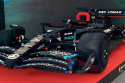 レゴブロックでできた実物大F1マシンが初公開！