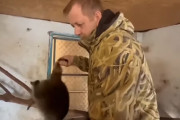 ウクライナの動物園からアライグマとラマを奪い取るロシア兵の姿が目撃される