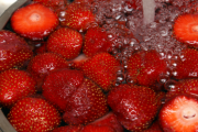 【警告】イチゴを塩水で洗ってないやつ、ガチでヤバいぞｗｗｗｗｗｗｗｗｗ（※画像あり）