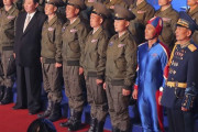 【北朝鮮】金正恩と写真を撮る全身タイツでヒーロー風の男が話題　「ロケットマンか？」「キャプテン北朝鮮のようだ」