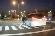 【北海道】これはざまあｗｗｗ横断歩道の歩行者を殺しかけたワンボックスが覆面に追われるｗｗｗ
