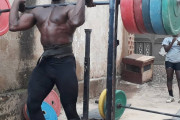 【画像】逃亡中のウガンダ選手、ガチのパワー系。１トンあるバーベルを軽々挙げるｗｗｗｗｗｗｗｗｗｗ