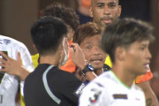 ◆悲報◆乾貴士さん、試合終了後に主審に詰め寄り黄紙を出されてしまう…交代した後なのに
