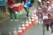 【動画】五輪マラソンでフランス選手の問題行動が大波紋…ボトルをなぎ倒し“後続選手の給水を妨害”