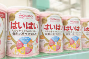 赤ちゃんの粉ミルク代がキツイ……薄めて飲ませてるという親子に「自分の飯を削れ」の声