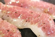 焼肉の食べ放題で豚トロとかソーセージとか頼んで他人の皿に入れてくる奴