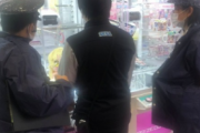 【画像】ゲーセンの店員、警察にクレーンゲームのプレイを強制されるｗｗｗｗｗｗｗ