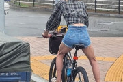 小学校校長「えー、先生♂はミニスカで自転車に乗り転倒、女子中学生の胸を揉み逮捕されました」  [754019341]