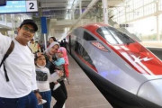 中国メディア  中国が初めて海外輸出した高速列車が運営開始「まるで地上の飛行機」 [10/20]