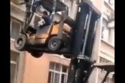 【悲報】中国人、とんでもないフォークリフトの使い方をしてしまうｗｗｗｗ