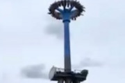 アメリカの遊園地で乗り物が故障し30人が真っ逆さまのまま取り残される。