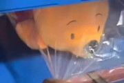 中国の工場でプーさんがプレスされる映像、何故かストレス発散になると中国ネットユーザーの間で話題に