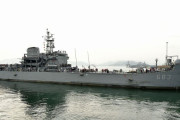 鎮海軍港に入港の韓国海軍揚陸艦「ヒャンノボン」から火災…乗組員2人が火傷など！