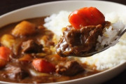 ワイ、彼女の目の前でカレーに生卵を入れて食べた結果wwwww