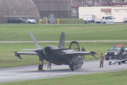 米軍嘉手納基地でF-35ステルス戦闘機が機首を路面につけ停止…米海兵隊は前輪が故障と説明！