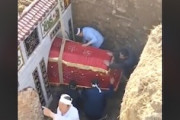 【動画】中国の葬儀で故人以外も一緒に埋葬されてしまうアクシデント。