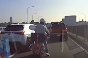 【動画】レクサスの車線変更にブチ切れて蹴りを入れて逃げたピンクナンバー。