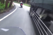 阿蘇の山道で中央線を越えてきたトレーラーと接触し転倒したライダーの車載。あっぶねえ。