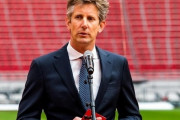 アヤックスCEOファンデルサール氏、古巣マンUファンにファンデベークを頼む 「ドニーをどうかよろしく」他、ファンデベークは心臓発作で倒れた戦友の背番号「34」を選ぶ