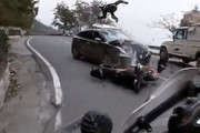 【事故】ブラインドカーブから現れた逆走車にぶっ飛ばされたライダーの映像。