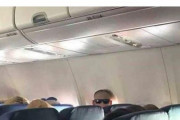 【画像】アメリカ人「飛行機でサイコパスにガン見されてると思ったらサングラスが逆なだけだった」