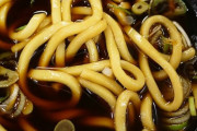 【爆笑】関東のうどん、黒っろwww【なんJ】
