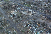 【画像】アメリカの巨大竜巻、ケンタッキーを更地にする・・・・