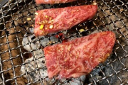 おばあちゃんに夜焼肉行こうって誘われたんだけど行くか迷ってる