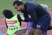 ◆悲報◆徳島ヴォルティスFWトニー・アンデルソンさん、昇格PO準決勝決勝ゴールの喜びをボールボーイと分かち合ってるだけなのに恫喝してるようにしか見えない😂