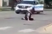 【動画】 女さん、◯出しの姿になって警官を油断させパトカーを強奪・・ 衝撃動画が流出