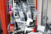 被災地で自販機を壊した女性が謝罪