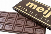 【衝撃画像】明治の板チョコ『ミルクチョコレート』、実は過去10年間で大きさが激減してたと判明！　→　一発で理解できる写真がこちら…