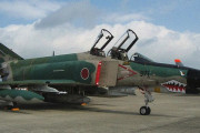 茨城空港のシンボルを化粧直し、F-4戦闘機など2機の機体をボランティアらが再塗装！