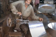 トタンロールからバケツを作るパキスタンのトタン工房のお仕事ビデオ。