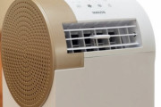 「デスクに置いても邪魔にならない、モダンなデザインが魅力の山善クーラー」