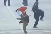 「宿敵」インドとパキスタンの国境では…警備の交代時にダンス対決が行われている