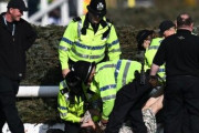 【悲報】イギリスの動物愛護団体、競馬を中止させようと大規模デモや競馬場乱入を起こし118人逮捕
